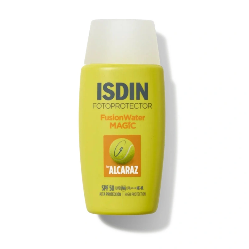Flacon de protection solaire ISDIN Fusion Water MAGIC by Alcaraz SPF 50, texture ultra-légère et résistante à la transpiration.