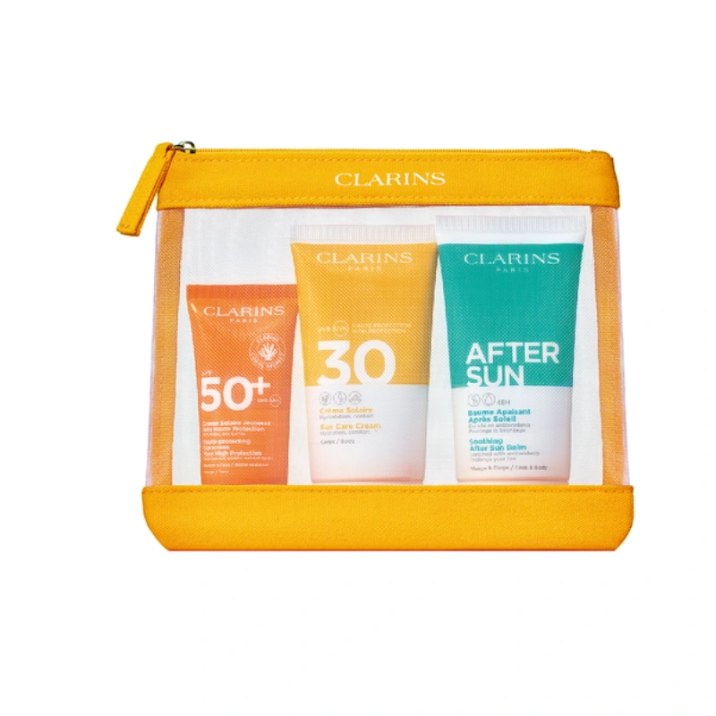 Trousse éco-conçue Clarins Summer Essentials Set contenant la crème visage SPF50+, la crème corps SPF30 et le baume après-soleil.