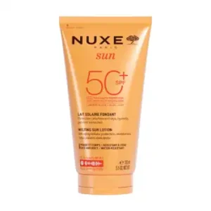 Nuxe Sun lait solaire fondant SPF 50+ en tube de 150ml, émulsion très haute protection hydratante pour le visage et le corps.